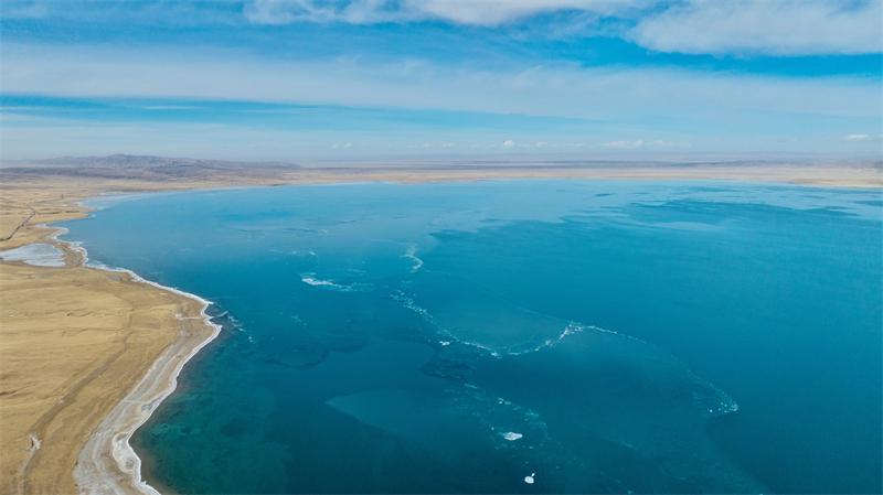 冬日青海湖 碎冰漂浮在湖面。宋忠勇攝