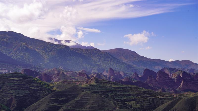 丹霞群峰。羊格東智攝