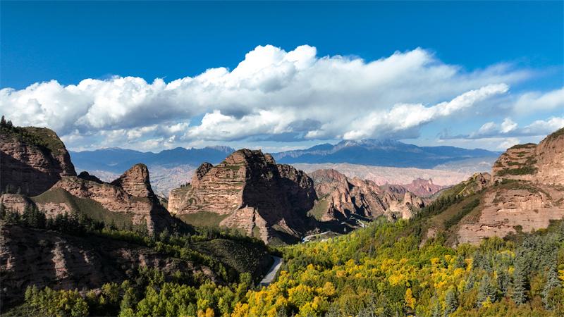 丹霞群峰。羊格東智攝